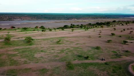 Luftpanorama-Des-Ngorongoro-krater-nationalparks-Mit-Reisendem-Motorrad-In-Tansania,-Ostafrika