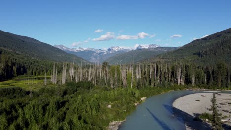 Die-Epische-Drohnen-Berglandschaft-Aus-Der-Luft-Enthüllt-Eine-Aufsteigende-Aufnahme,-Die-Den-Fluss-Und-Die-Bäume-Von-Soo-In-Kanada-4k-Zeigt
