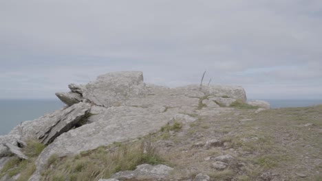 Zeitlupe-An-Der-Küstenklippe-Mit-Meerblick-Im-Hintergrund-Und-Bewölktem-Himmel-In-North-Devon,-Großbritannien