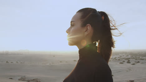Nahaufnahme-Der-Seitenfläche-Einer-Schönen,-Schwarz-Gekleideten-Frau-Mit-Zusammengebundenen-Haaren-Mitten-In-Der-Wüste-Im-Nachmittagslicht
