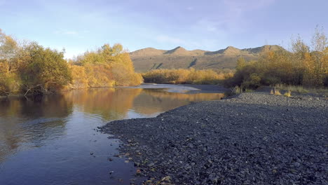 Die-Schönen-Farben-Des-Herbstlaubs-Entlang-Eines-Lachsflusses-In-Der-Wildnis-Von-Kodiak-Island-Alaska