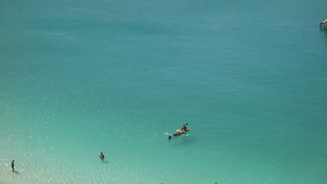 Strandbesucher,-Die-Einen-Sonnigen-Tag-Am-Flachen-Türkisfarbenen-Tropischen-Strand-Genießen,-Luftbild
