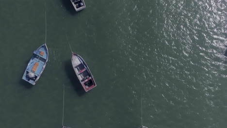 Luftdrohnenaufnahme-Einiger-Kleiner-Farbiger-Boote,-Die-An-Einem-Strand-Nördlich-Von-Lima,-Peru,-Auf-Dem-Meer-Schwimmen