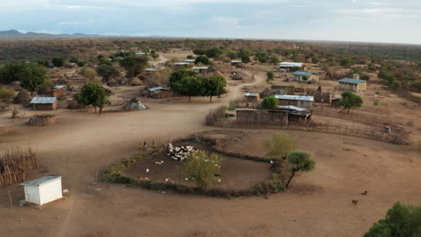 Comunidad-De-La-Tribu-Karo-Con-Cría-De-Animales-En-El-Valle-De-Omo,-Etiopía