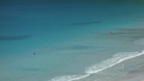 Luftaufnahme-Des-Erstaunlichen-Prainha-strandes-In-Arraial-Do-Cabo,-Brasilien,-Am-Sonnigen-Tag
