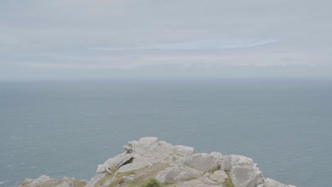 Küstenklippe-In-Zeitlupe,-Blick-Nach-Unten-Auf-Das-Meer-Mit-Himmel-Und-Wolken,-North-Devon,-Bristol-Channel,-Großbritannien