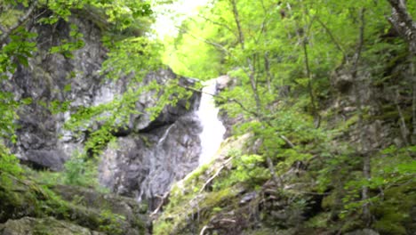 Eine-Herausragende-Klippe,-Wo-Sie-Einen-Wasserfall-Im-Wald-Bewundern-Können