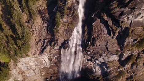 Drohnenaufnahmen-Aus-Der-Luft,-Die-Im-Frühling-Im-Grindewald-In-Der-Schweiz-Gegen-Den-Uhrzeigersinn-Um-Einen-Atemberaubenden-Wasserfall-Kreisen