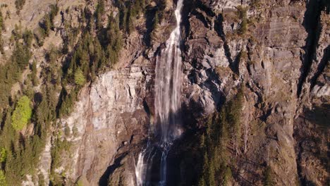 Drohnenaufnahmen-Aus-Der-Luft,-Die-Einen-Atemberaubenden-Wasserfall-In-Grindelwald-In-Den-Schweizer-Alpen-Hinuntersteigen