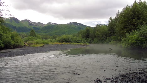 Dampf-Steigt-Aus-Einem-Lachsfluss-Inmitten-Des-Bunten-Herbstlaubs-In-Der-Wildnis-Von-Kodiak-Island,-Alaska