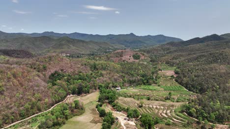 Luftlandschaft-Von-Landwirtschaftlichen-Reisterrassenfeldern,-Hügeln-Und-Bergen-In-Chiang-Mai,-Thailand