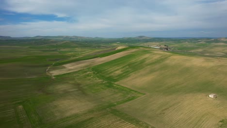 Grüne-Landschaft-Mit-Atemberaubenden-Feldern,-Gefilmt-In-Der-Wunderschönen-Provinz-Basilicata-In-Süditalien-5