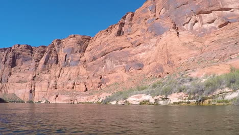 Die-Rauschenden-Wasser-Des-Colorado-River-Entlang-Des-Grand-Canyon-Und-Die-Zerklüfteten-Felsklippen-Der-Wüste-Von-Arizona-1