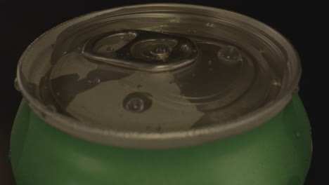 Close-up-of-droplets-on-top-of-spinning-soda-can