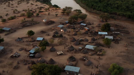 Luftpanoramablick-Auf-Das-Dorf-Des-Karo-Stammes-In-Der-Nähe-Der-Omo-Flussufer-In-Südäthiopien