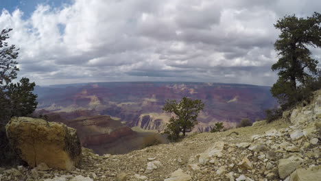 Eine-Zeitrafferaufnahme-Der-Wolken,-Die-Sich-über-Den-Weiten-Himmel-Des-Grand-Canyon-Von-Arizona-Bewegen