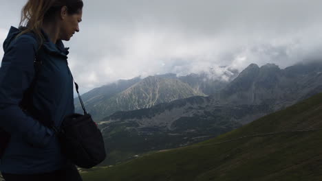 Toma-Cinematográfica-De-Una-Mujer-Caminando-Sobre-Una-Montaña-En-Las-Montañas-Tatra-Admirando-El-Paisaje-1