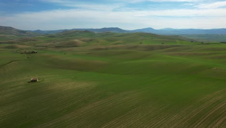 Grüne-Landschaft-Mit-Atemberaubenden-Feldern,-Gefilmt-In-Der-Wunderschönen-Provinz-Basilicata-In-Süditalien-3