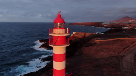 The-red-and-white-striped-lighthouse-on-Gran-Canaria,-Spain