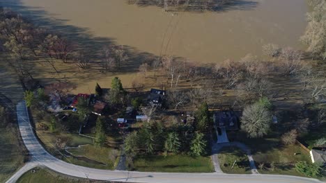 Luftaufnahme-Von-Oben-Nach-Unten-Von-Häusern-Am-Flussufer,-Die-Nach-Starkem-Regen-In-Kentucky,-USA,-überflutet-Wurden