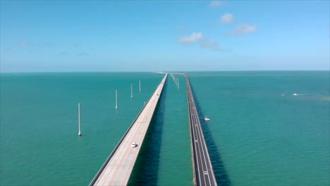 Doppelte-Autobahn,-Die-Sich-Vorwärts-Bewegt,-Luftdrohnenaufnahme-Der-7-Meilen-Brücke-In-Florida-Keys