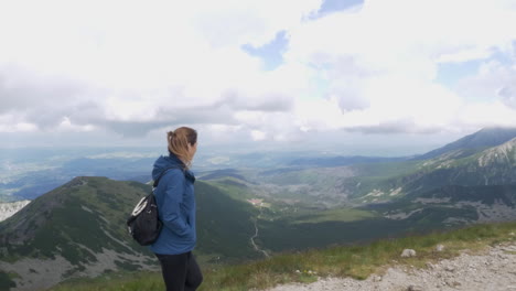 Toma-Cinematográfica-De-Una-Mujer-Caminando-Sobre-Una-Montaña-En-Las-Montañas-Tatra-Admirando-El-Paisaje