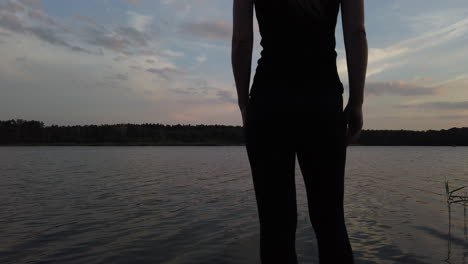 Frau-Auf-Einem-Kleinen-Pier-Bewundert-Den-Wunderschönen-See-Bei-Sonnenuntergang