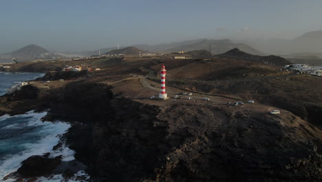 Die-Wunderschöne-Felsige-Küste-Mit-Dem-Leuchtturm-Sardina-Auf-Der-Spanischen-Insel-Gran-Canaria