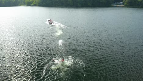Die-Drohne-Fing-Den-Im-See-Schwimmenden-Mann-Ein-Und-Dann-Begann-Das-Schnellboot,-Ihn-Zu-Ziehen