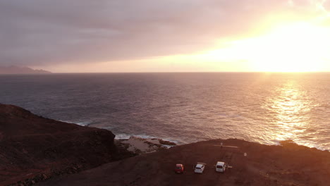 Schöner-Sonnenuntergang-Auf-Gran-Canaria,-Fliegen-Der-Drohne-In-Der-Nähe-Des-Leuchtturms
