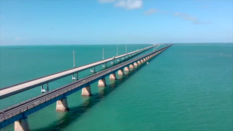 Sich-Bewegende-Linke-Luftdrohnenaufnahme-Der-7-Meilen-Brücke-In-Florida-Keys