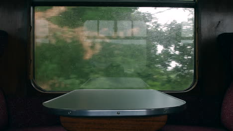Reisen-In-Einem-Retro-Oldtimer-Eisenbahnwagen-Aus-Den-1940er-Jahren-Mit-Einer-Reflexion-Eines-Mannes-Im-Gegenüberliegenden-Fenster