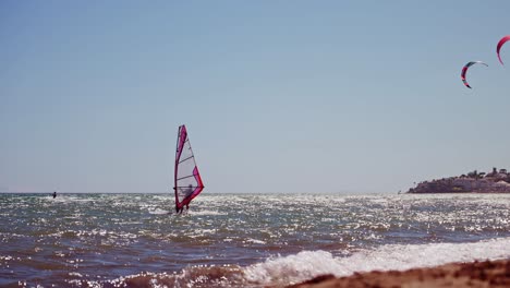 Windsurfer-In-Zeitlupe-Vom-Strand-Aus-Gesehen