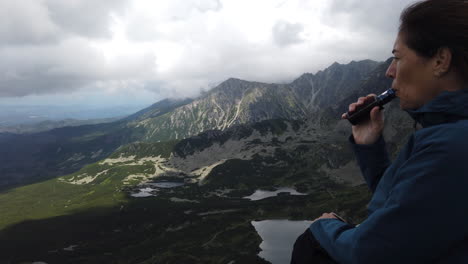 Mujer-Vapeando-En-Las-Montañas-Tatra-De-Polonia,-Parque-Nacional
