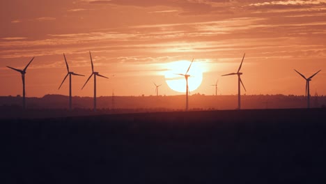 Windkraftanlagen-Auf-Den-Feldern-Des-Bauernhofs-Bei-Sonnenuntergang