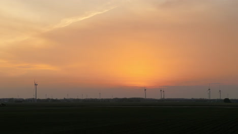 Silhouetten-Von-Windkraftanlagen-In-Der-Abenddämmerung