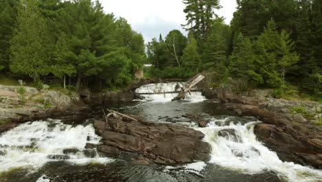 Aufwärts-Kippen-Aufnahme-Von-Oxtongue-Wasserfällen-Im-Algonquin-Park,-Ontario,-Kanada
