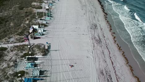 Luftaufnahme-Von-Delray-Katamaran-Yachten-Mit-Festmacherabdeckungen-Entlang-Der-Küste-Am-Strand-Von-Delray-In-Florida