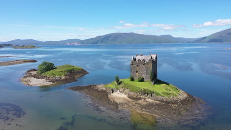 Incredible-drone-shot-of-Castle-Stalker,-Scotland-1