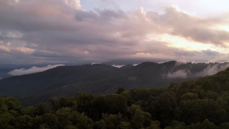 Luftstoß-über-Bergrücken-In-Richtung-Wolken-Bei-Sonnenuntergang-In-Der-Nähe-Von-Blasing-Rock-NC