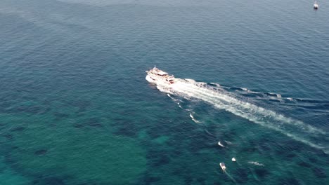 Navegando-En-Grecia,-Skiathos-Filmado-Por-Drone-4k