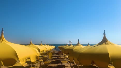 Ukrainisches-Freundliches-Resort-Mit-Gelben-Sonnenschirmen-Und-Blauem-Himmel-An-Windigen-Tagen