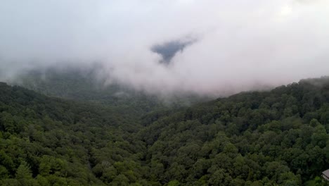 Fog-and-clouds-near-blowing-rock-and-boone-nc,-north-carolina