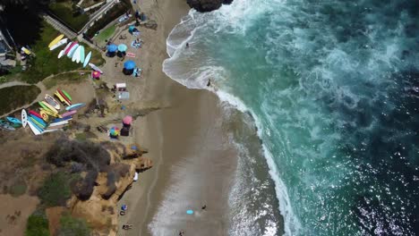 Vogelperspektive-Luftaufnahme-Von-Laguna-Beach-Ca-Usa,-Klippen,-Sand,-Meereswellen-Und-Gebäuden-Am-Wasser