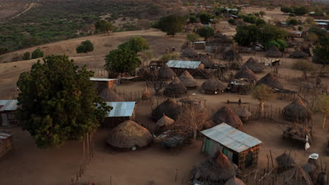 Drohnen-Luftaufnahme-Des-Abgelegenen-Weilers-Des-Kara-Stammes-In-Der-Nähe-Des-Omo-Flussufers-In-Südäthiopien