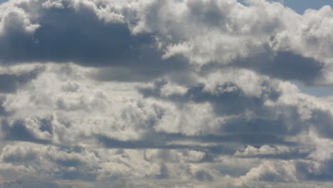 Timelapse-Rápido-Movimiento-Blanco-Nubes-Esponjosas-Cielo-Azul-Hermoso-Día