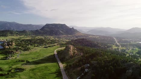Drone-Pan-De-Derecha-A-Izquierda-En-La-Hora-Dorada-De-La-Mañana-En-Estes-Park-Colorado