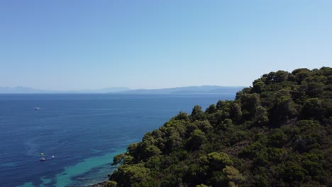 Playa-Escondida,-Detrás-De-Una-Montaña-En-Grecia-Filmada-Por-Drones-En-4k