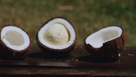 Kokosnusshälften-Auf-Holztisch