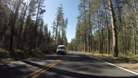 Eine-Hyperlapse-zeitraffer-fahrtaufnahme-Der-Kurvenreichen-Straßen-Der-Wildnis-Von-Arizona